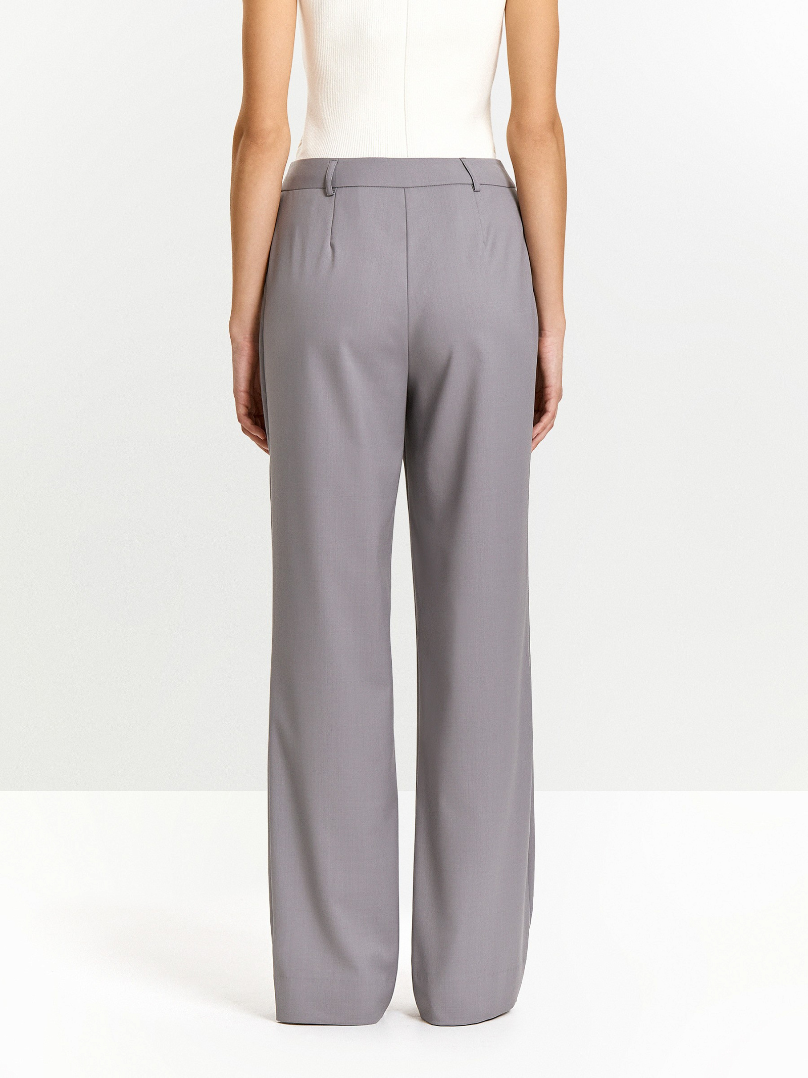 Брюки прямого кроя с защипами из костюмной шерсти